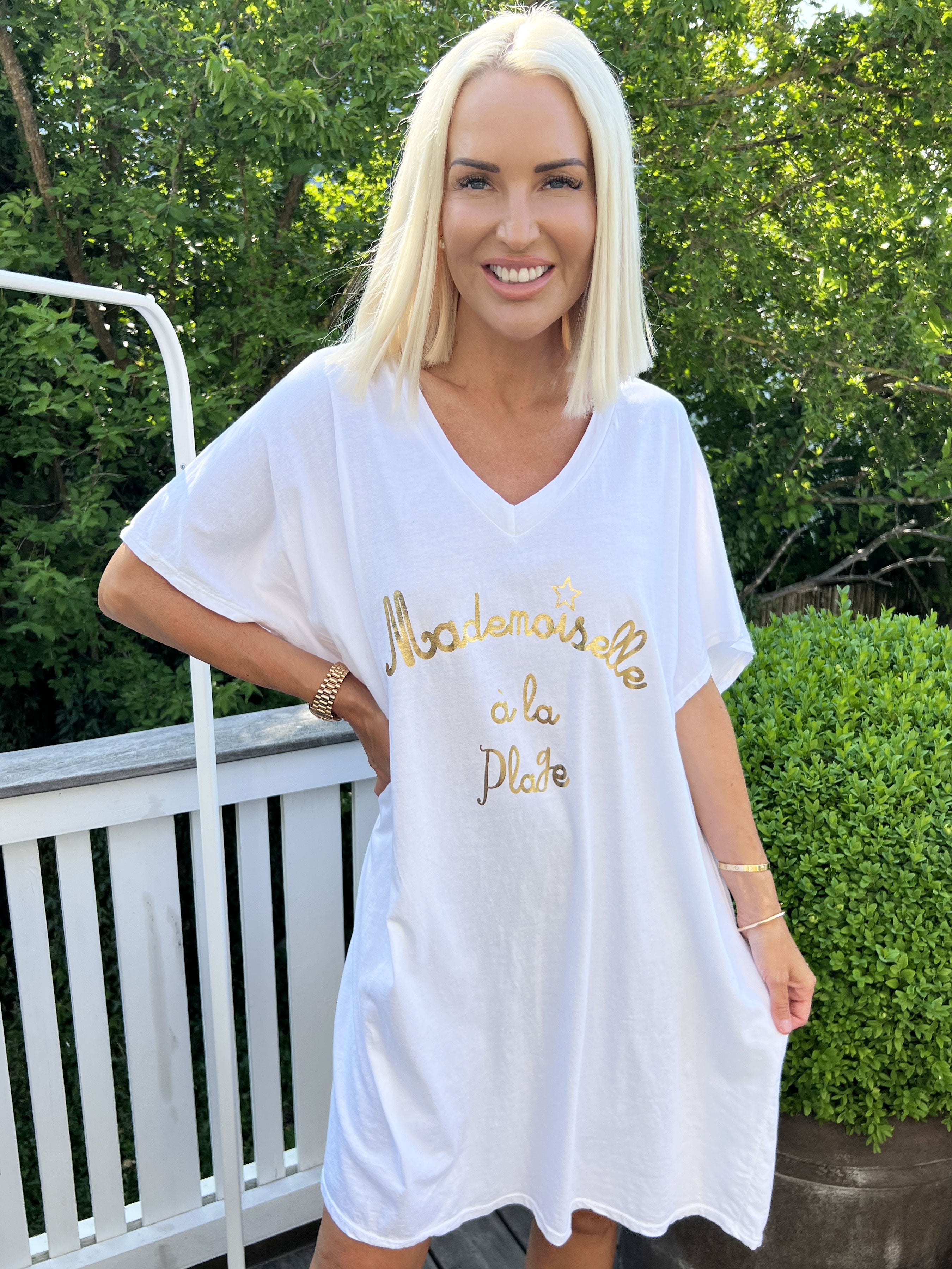 Bree - T-shirt kjole i bomuld med guld tekst foran